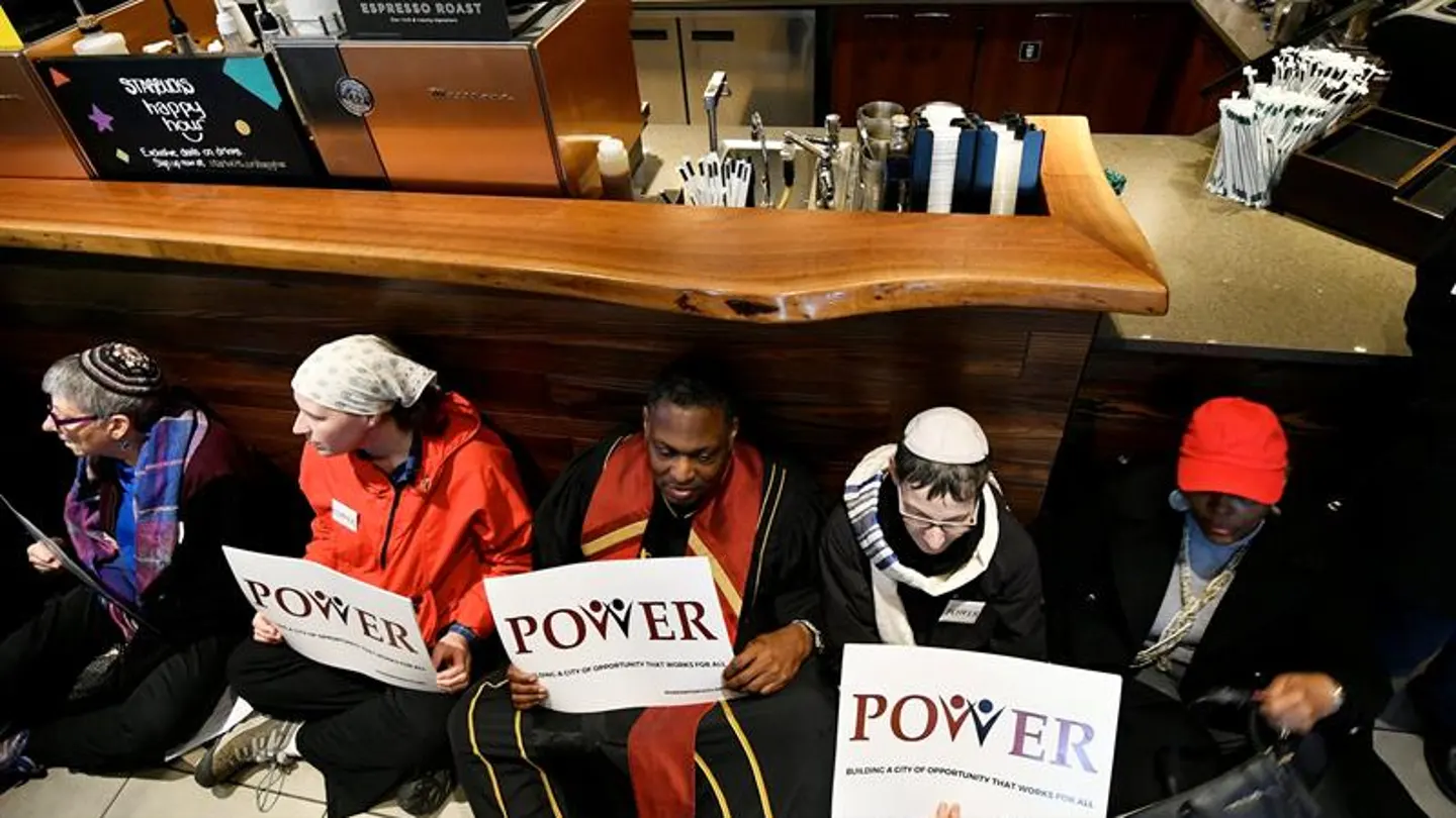 Miembros del movimiento "POWER Interfaith" protestan en una cafetería Starbucks en el centro de Filadelfia Miembros del movimiento "POWER Interfaith" protestan en una cafetería Starbucks en el centro de Filadelfia