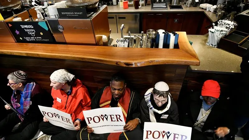 Miembros del movimiento "POWER Interfaith" protestan en una cafetería Starbucks en el centro de Filadelfia Miembros del movimiento "POWER Interfaith" protestan en una cafetería Starbucks en el centro de Filadelfia