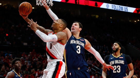 Mirotic intenta taponar a Damian Lillard en su penetraci&oacute;n a canasta