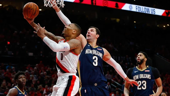 Mirotic intenta taponar a Damian Lillard en su penetración a canasta Mirotic intenta taponar a Damian Lillard en su penetración a canasta