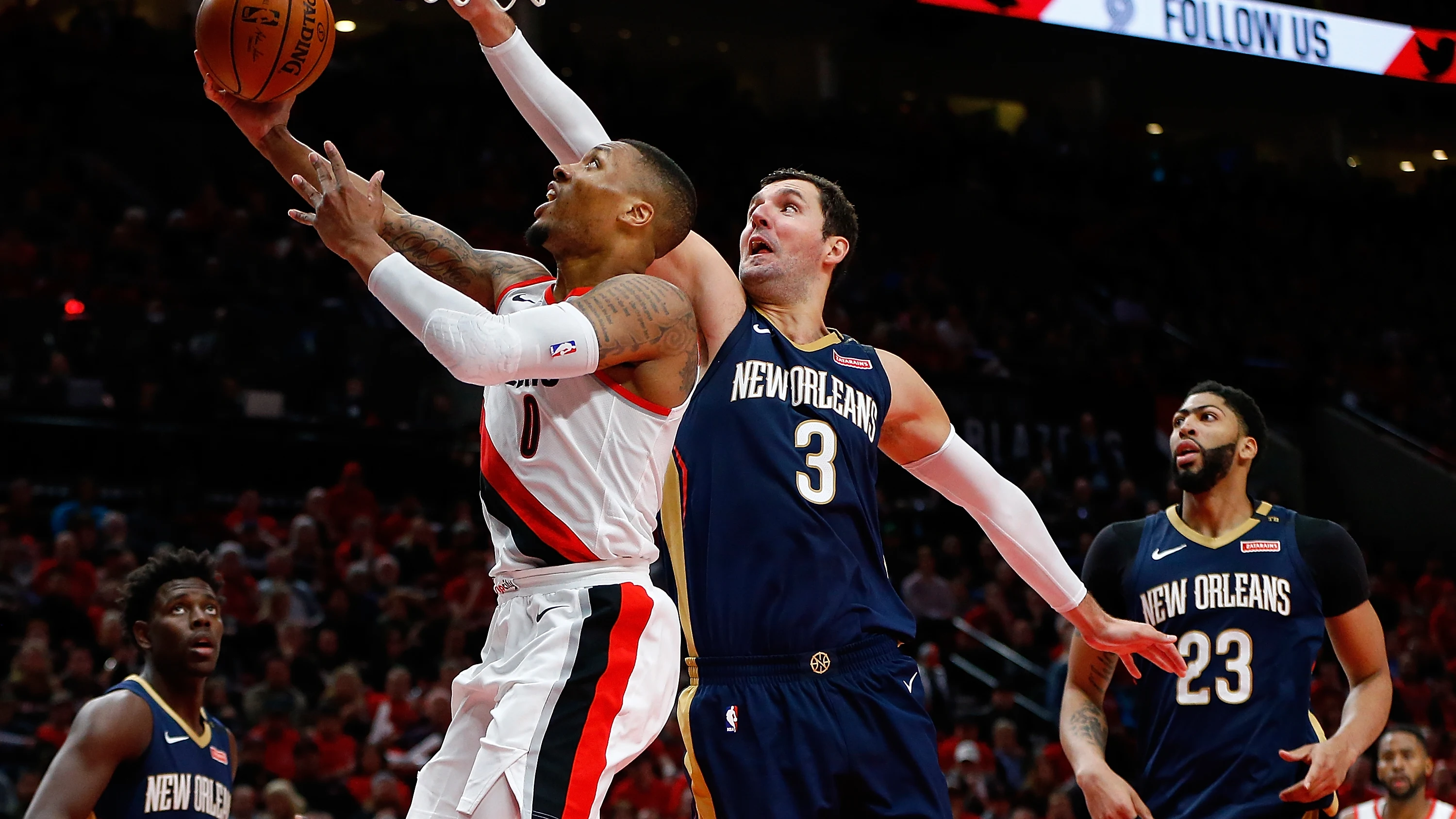 Mirotic intenta taponar a Damian Lillard en su penetración a canasta Mirotic intenta taponar a Damian Lillard en su penetración a canasta