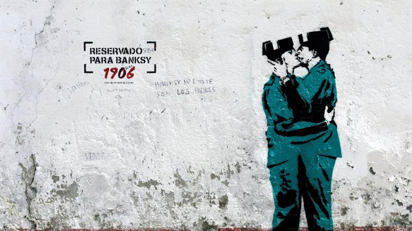 Imagen de dos guardias civiles bes&aacute;ndose que podr&iacute;a ser de Banksy