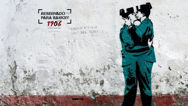 Imagen de dos guardias civiles besándose que podría ser de Banksy