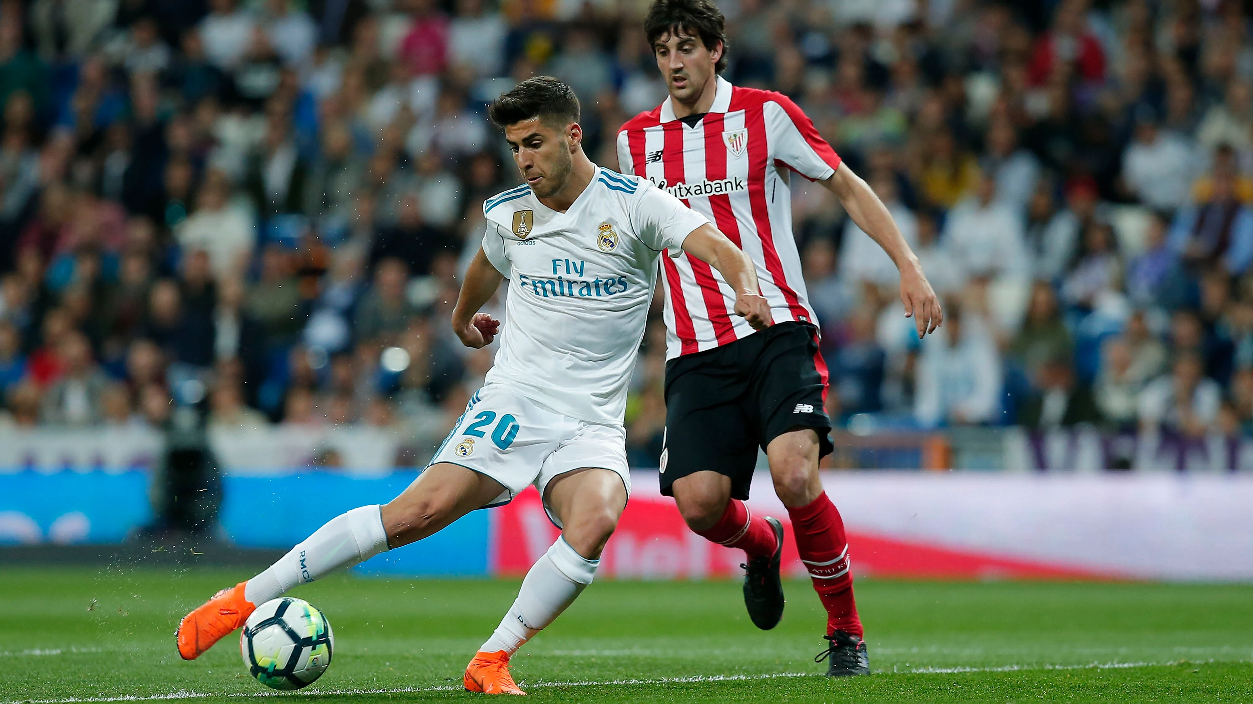 Marco Asensio dispara ante el Athletic