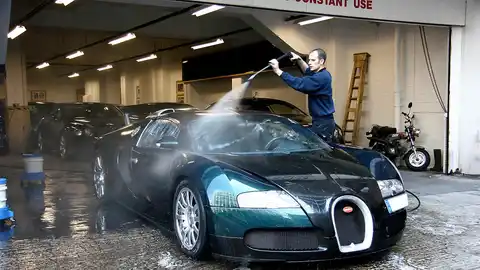 5 multas a las que te arriesgas...con el coche parado 5 multas a las que te arriesgas...con el coche parado