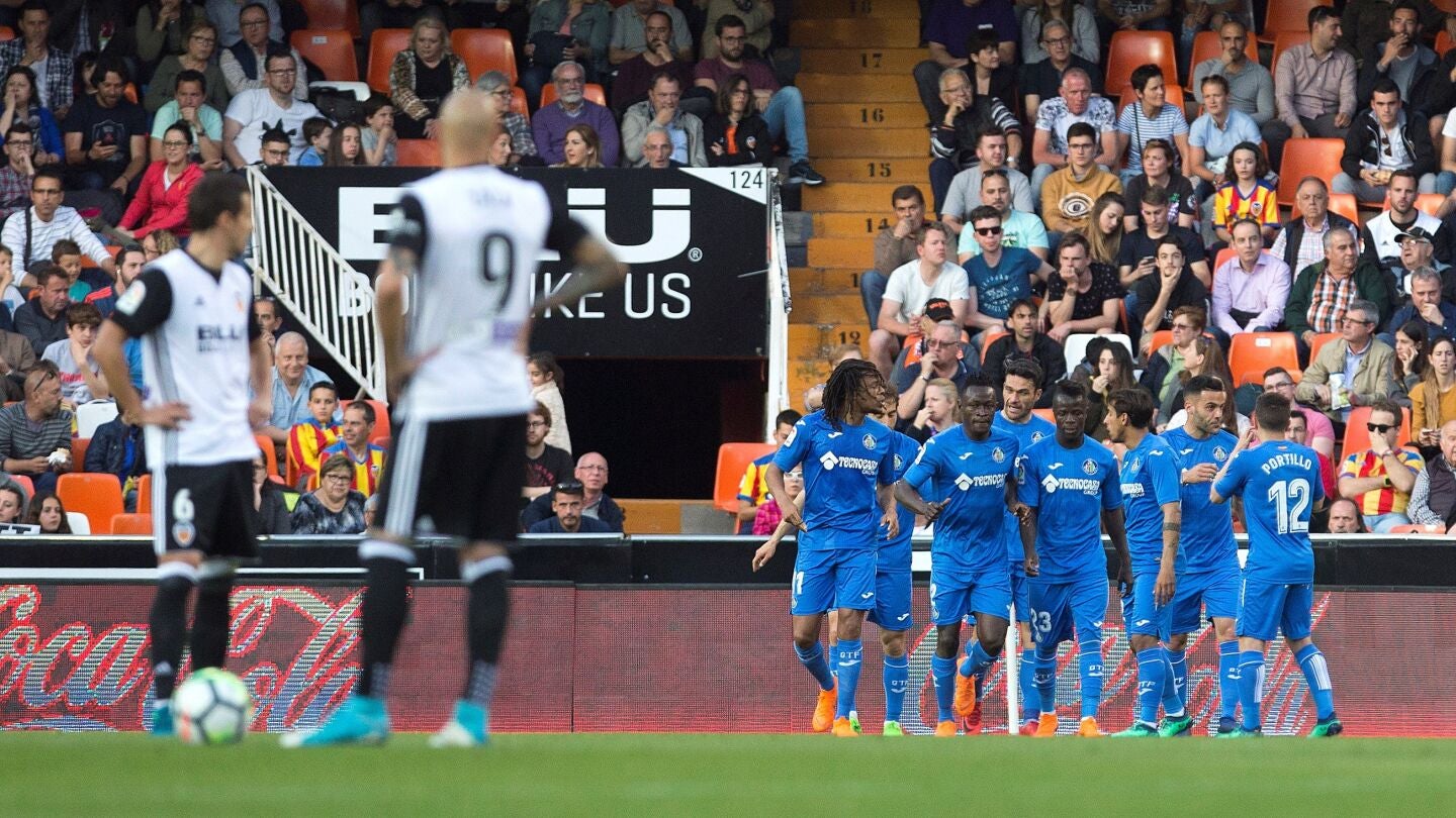 Los jugadores del Getafe celebran uno de los goles de Remy contra el Valencia