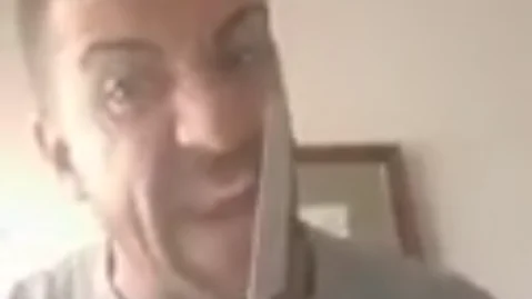 Durántez, jugador del Plasencia, con un cuchillo en la mano Durántez, jugador del Plasencia, con un cuchillo en la mano