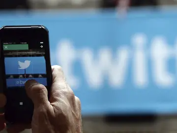 Una persona con Twitter en su móvil Una persona con Twitter en su móvil