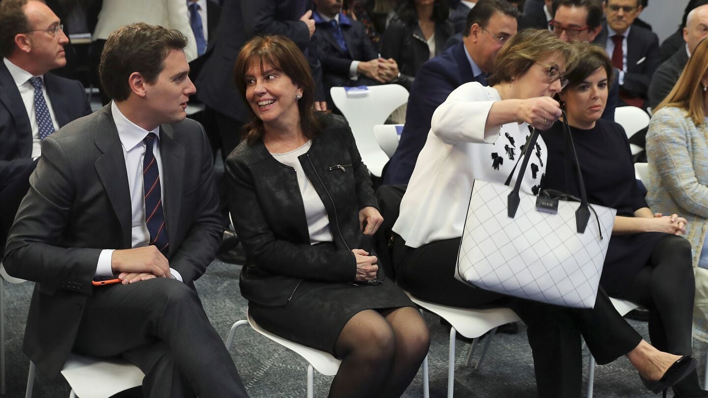 La presidenta de la SEPI, Pilar Platero (2i), conversa hoy con el presidente de Ciudadanos, Albert Rivera, durante el EFEForo L&iacute;deres