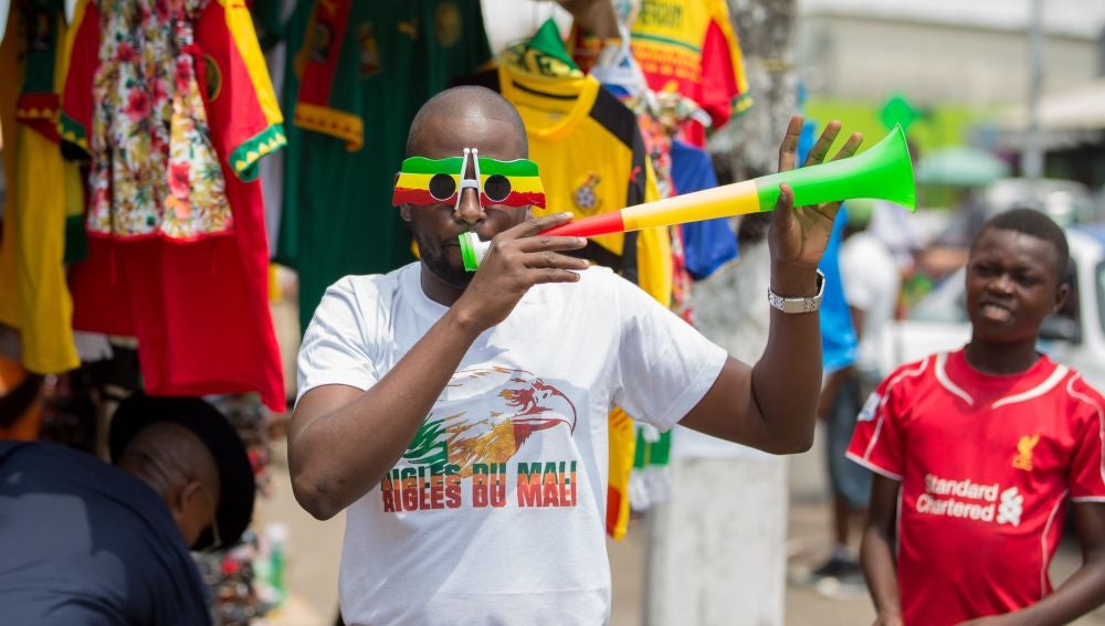 Un hombre toca una vuvuzela