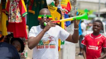 Un hombre toca una vuvuzela