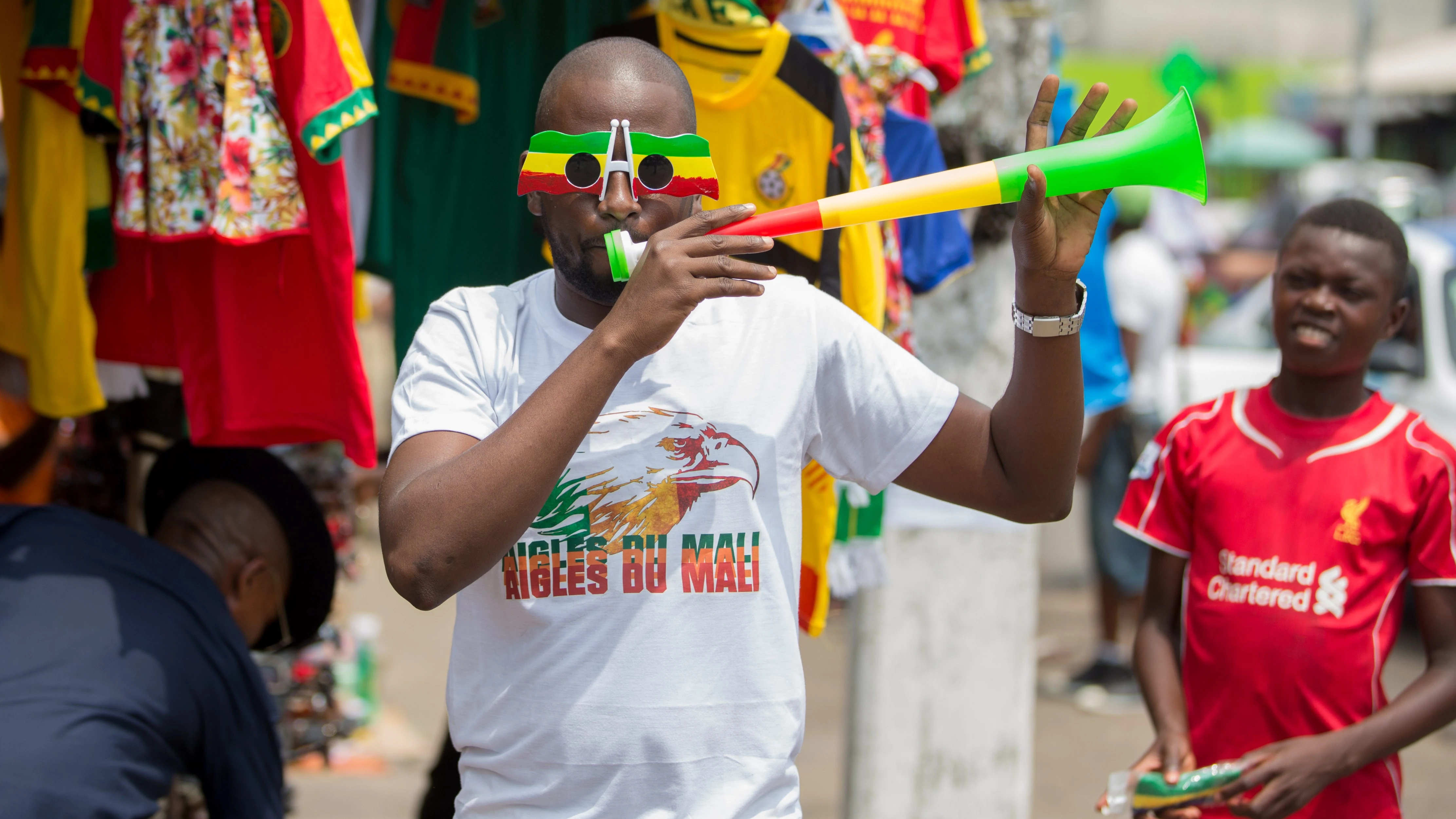 Un hombre toca una vuvuzela