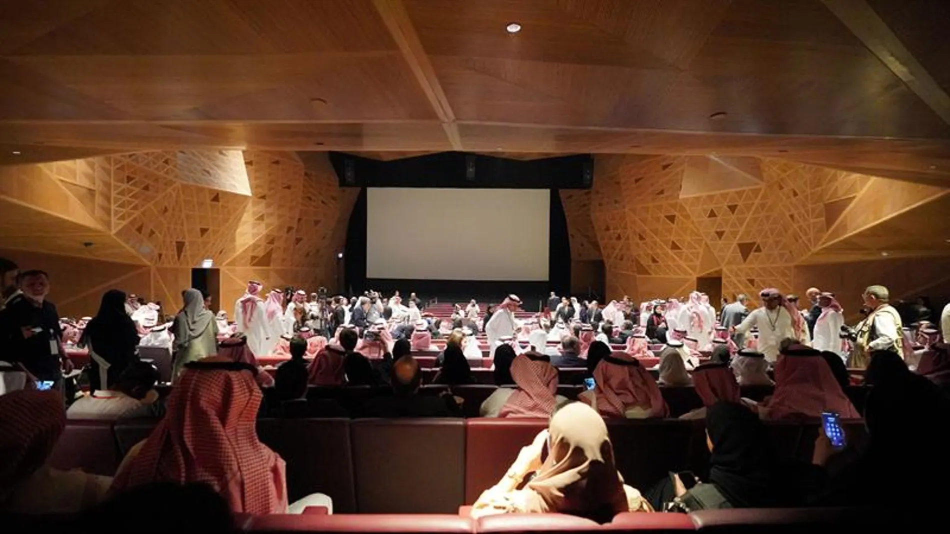 Cientos de invitados asisten a la inauguración del primer cine público de Arabia Saudí