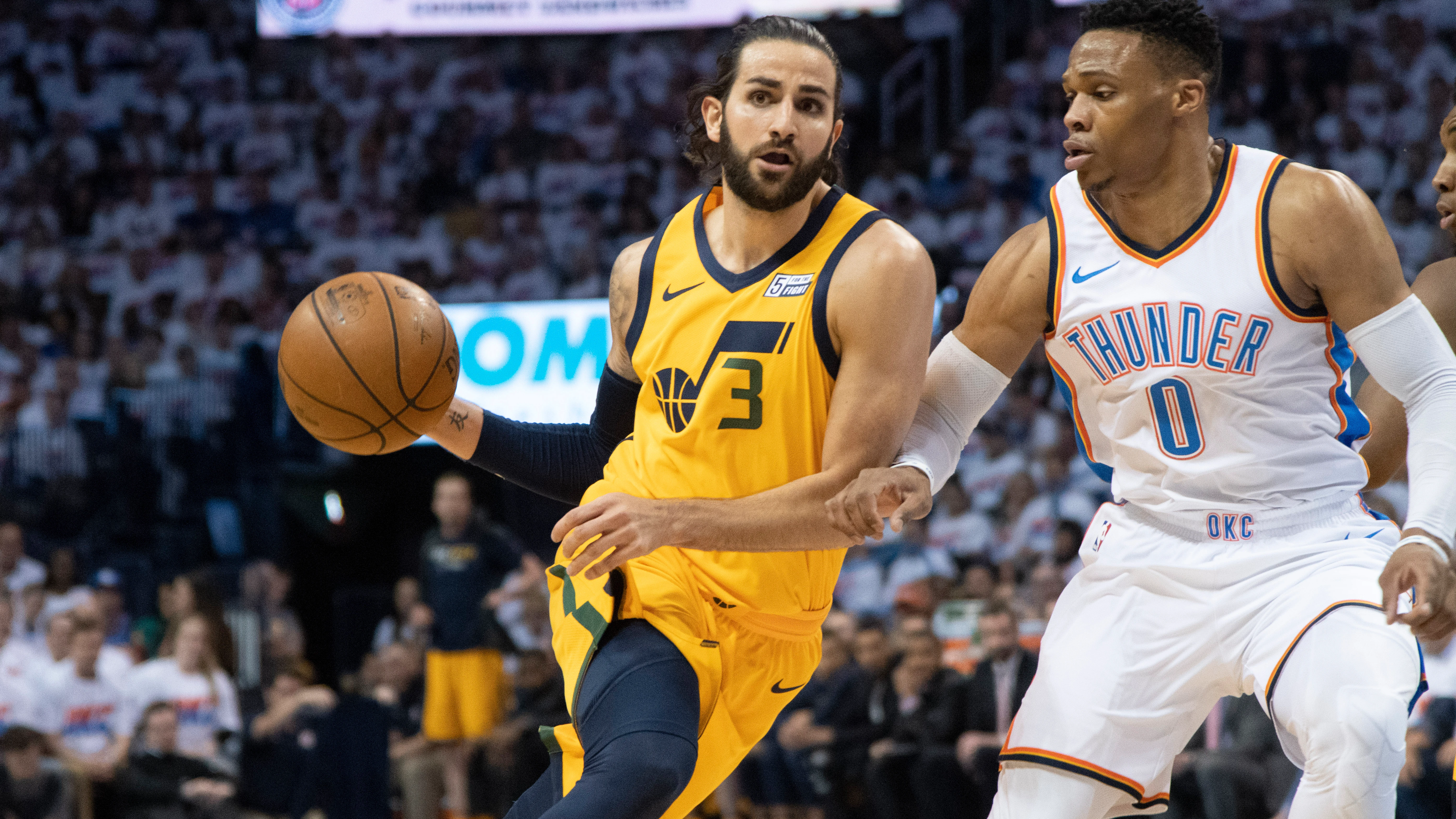 Ricky Rubio ataca mientras es defendido por Russell Westbrook