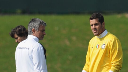 Mourinho y Julio C&eacute;sar, en un entrenamiento durante su etapa en el Inter
