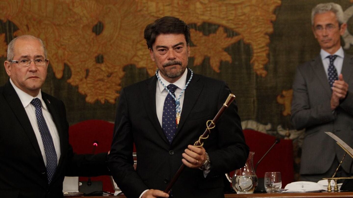 El concejal del PP, Luis Barcala, con la vara de mando tras resultar elegido como alcalde del ayuntamiento de Alicante