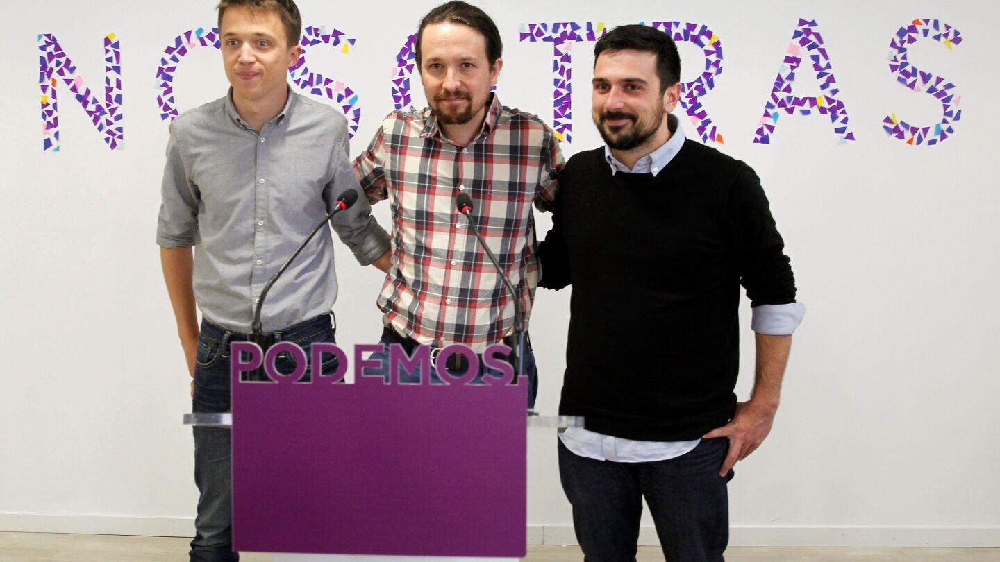 Pablo Iglesias escoltado por &Iacute;&ntilde;igo Errej&oacute;n y Ram&oacute;n Espinar