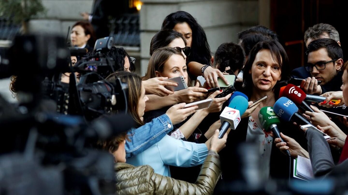 Carolina Bescansa ante los medios de comunicaci&oacute;n