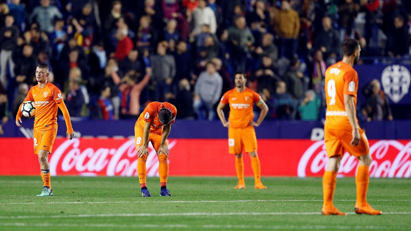 Los jugadores del M&aacute;laga, abatidos tras el gol de Boateng que les manda a Segunda