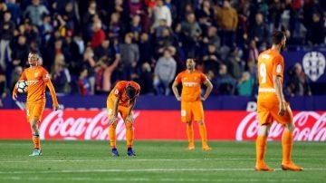 Los jugadores del Málaga, abatidos tras el gol de Boateng que les manda a Segunda