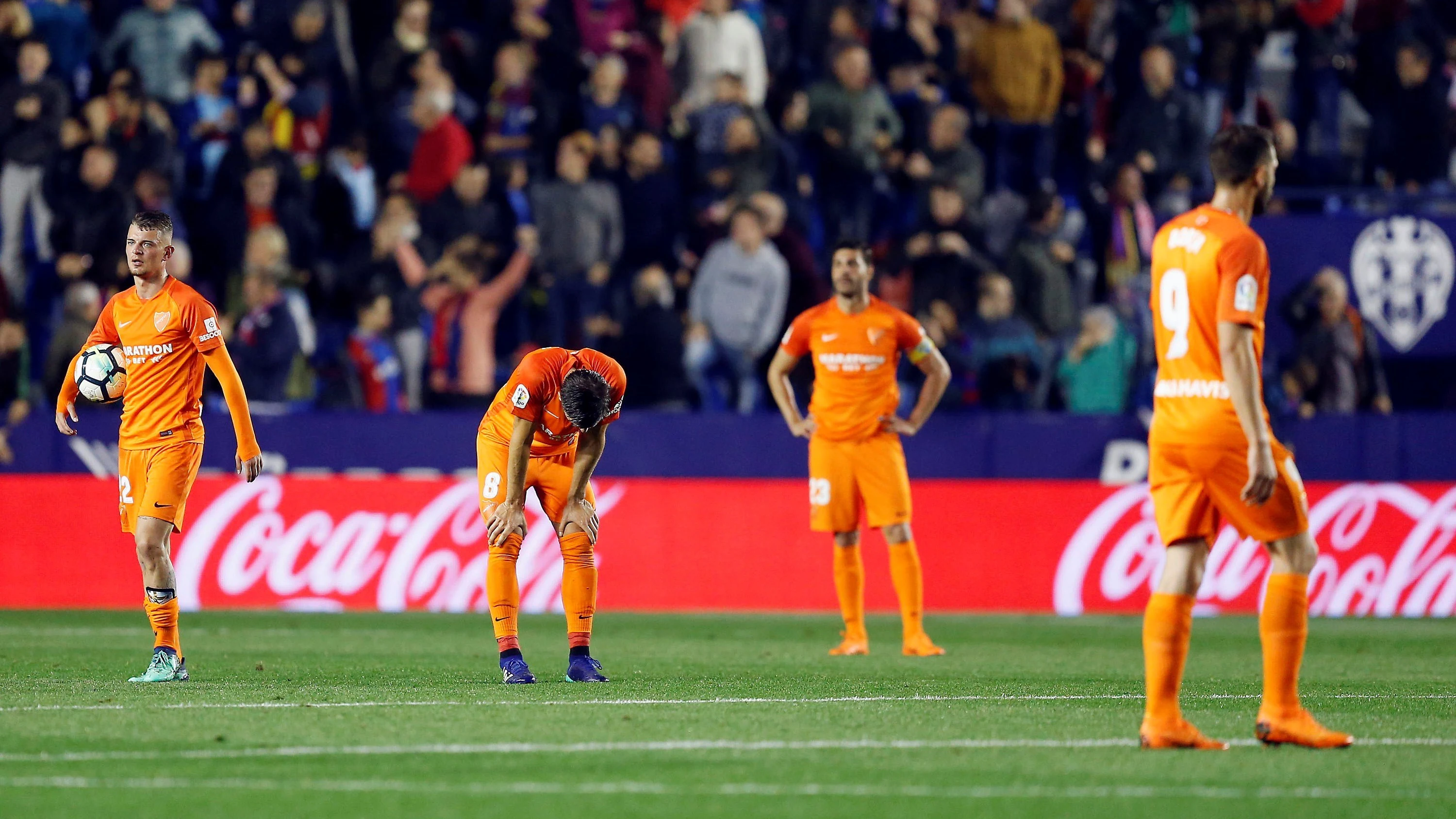 Los jugadores del Málaga, abatidos tras el gol de Boateng que les manda a Segunda