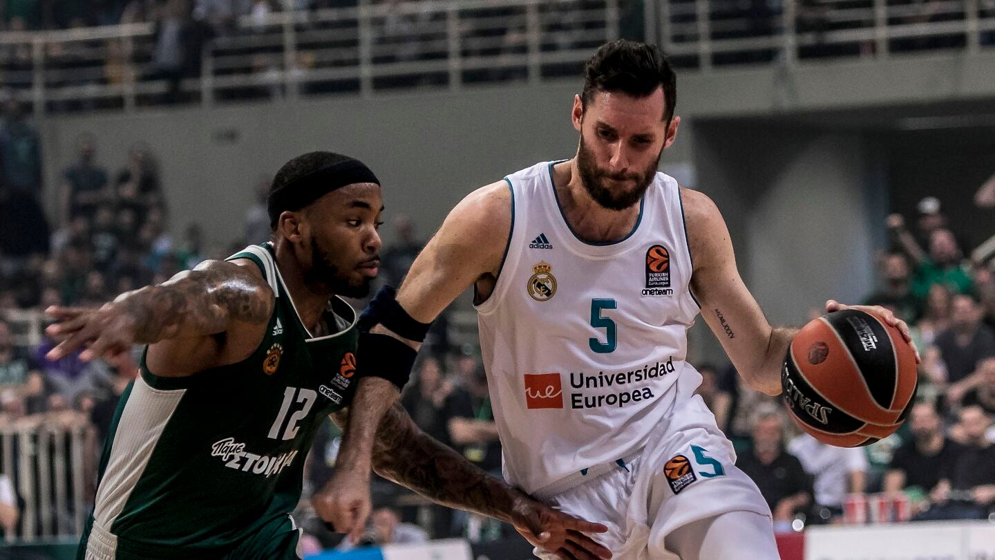 Rudy Fern&aacute;ndez intenta entrar a canasta ante Denmon