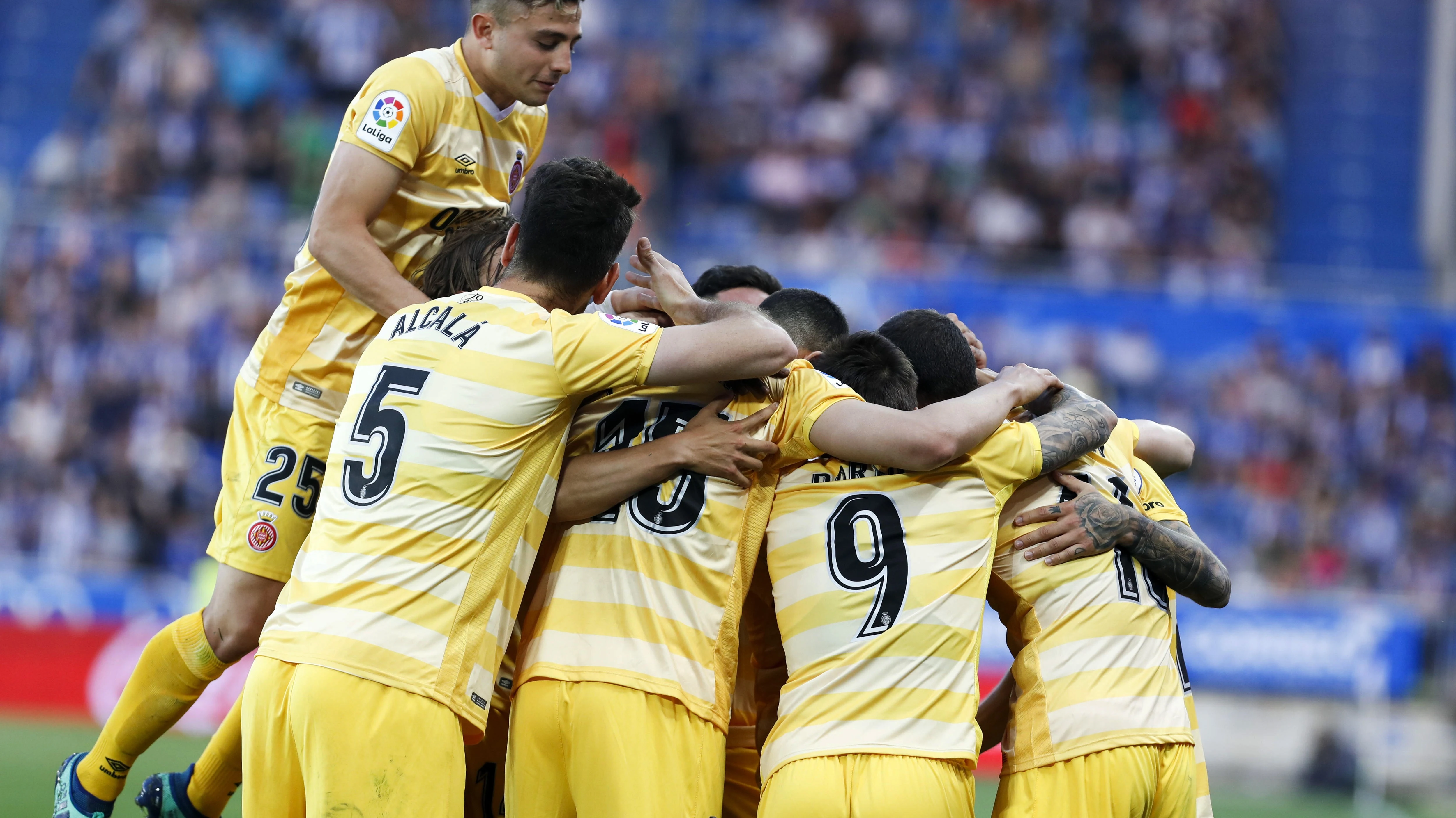 Los jugadores del Girona celebran uno de los goles contra el Alavés