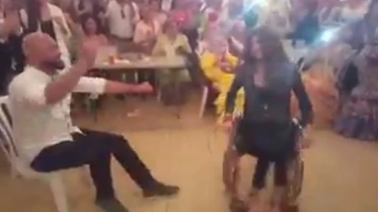 Joven bailando en silla de ruedas en la Feria de abril Joven bailando en silla de ruedas en la Feria de abril