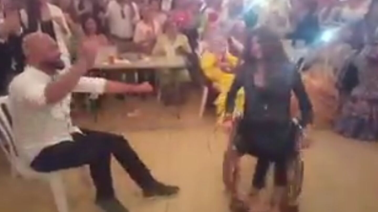 Joven bailando en silla de ruedas en la Feria de abril