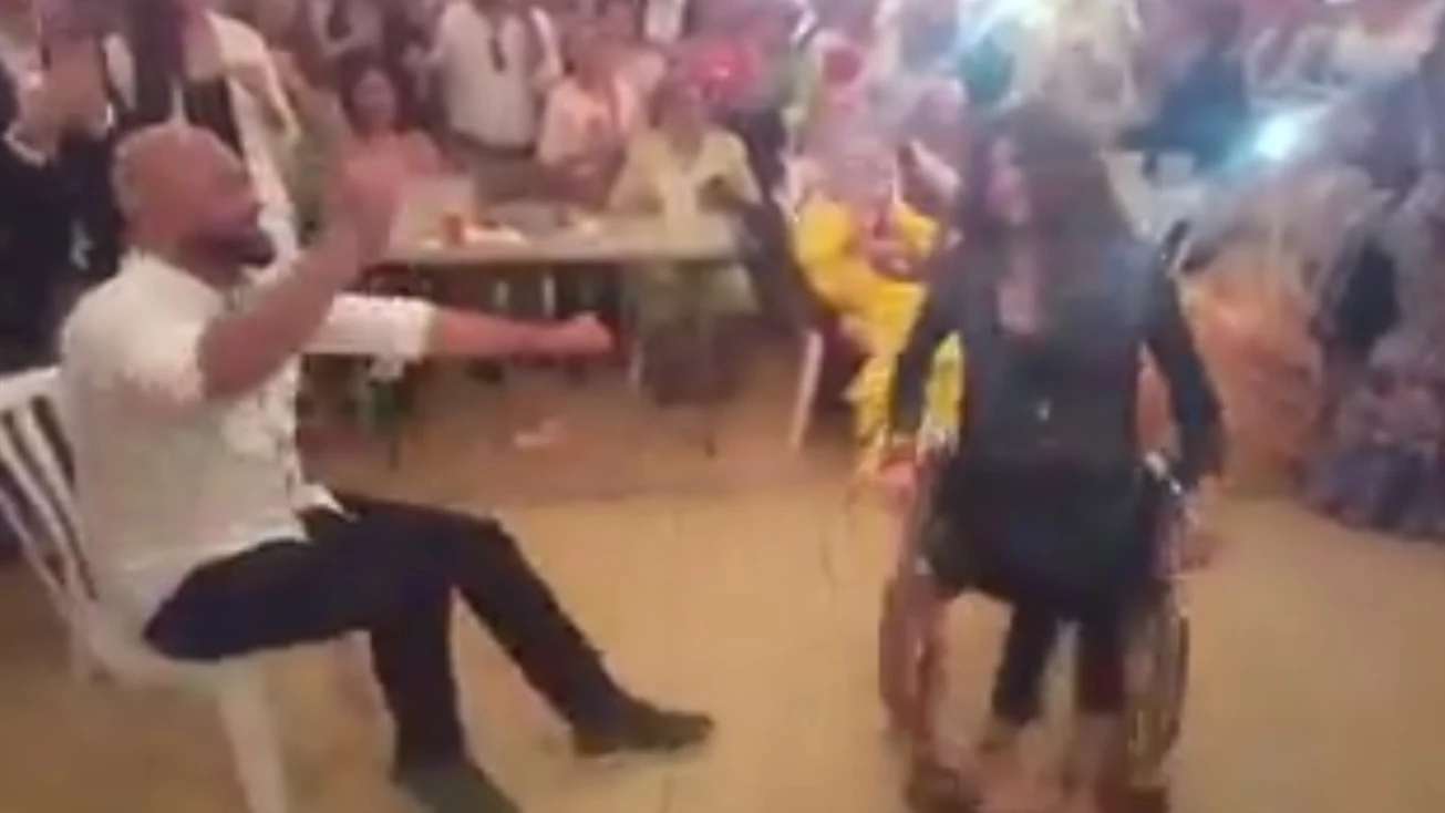 Joven bailando en silla de ruedas en la Feria de abril