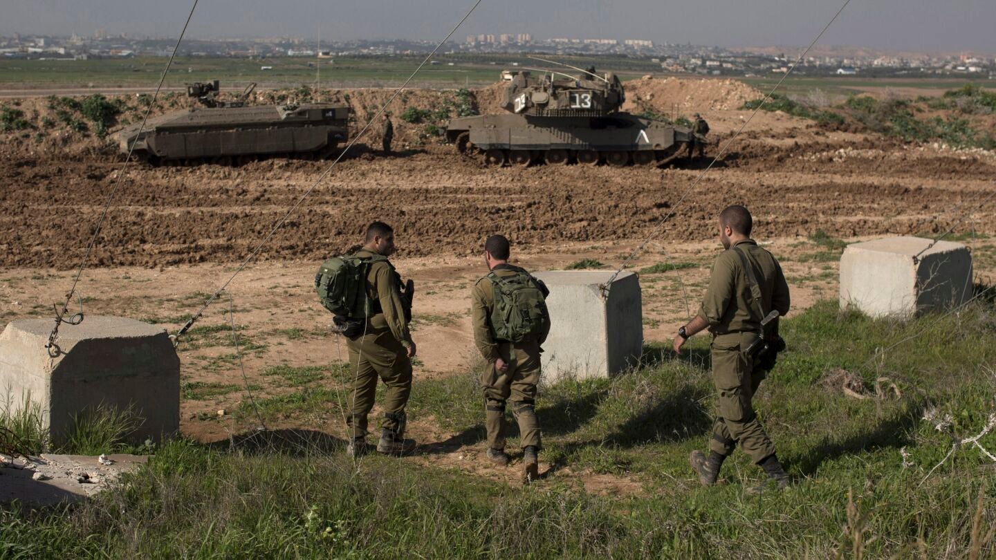 Soldados israel&iacute;es montan guardia en la frontera entre Israel y Gaza, cerca de Nahal Oz, Israel (Archivo)