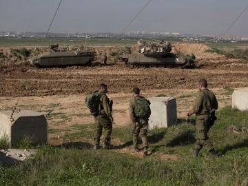 Soldados israelíes montan guardia en la frontera entre Israel y Gaza Soldados israelíes montan guardia en la frontera entre Israel y Gaza