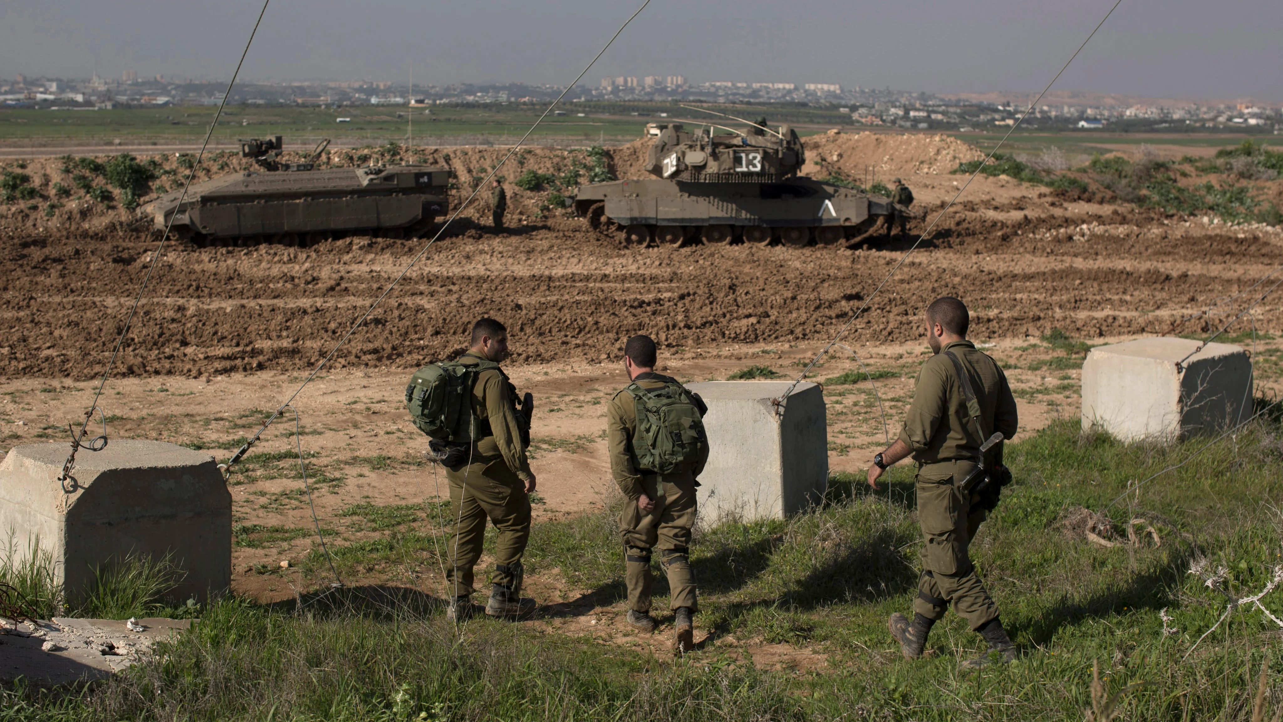 Soldados israelíes montan guardia en la frontera entre Israel y Gaza, cerca de Nahal Oz, Israel (Archivo)