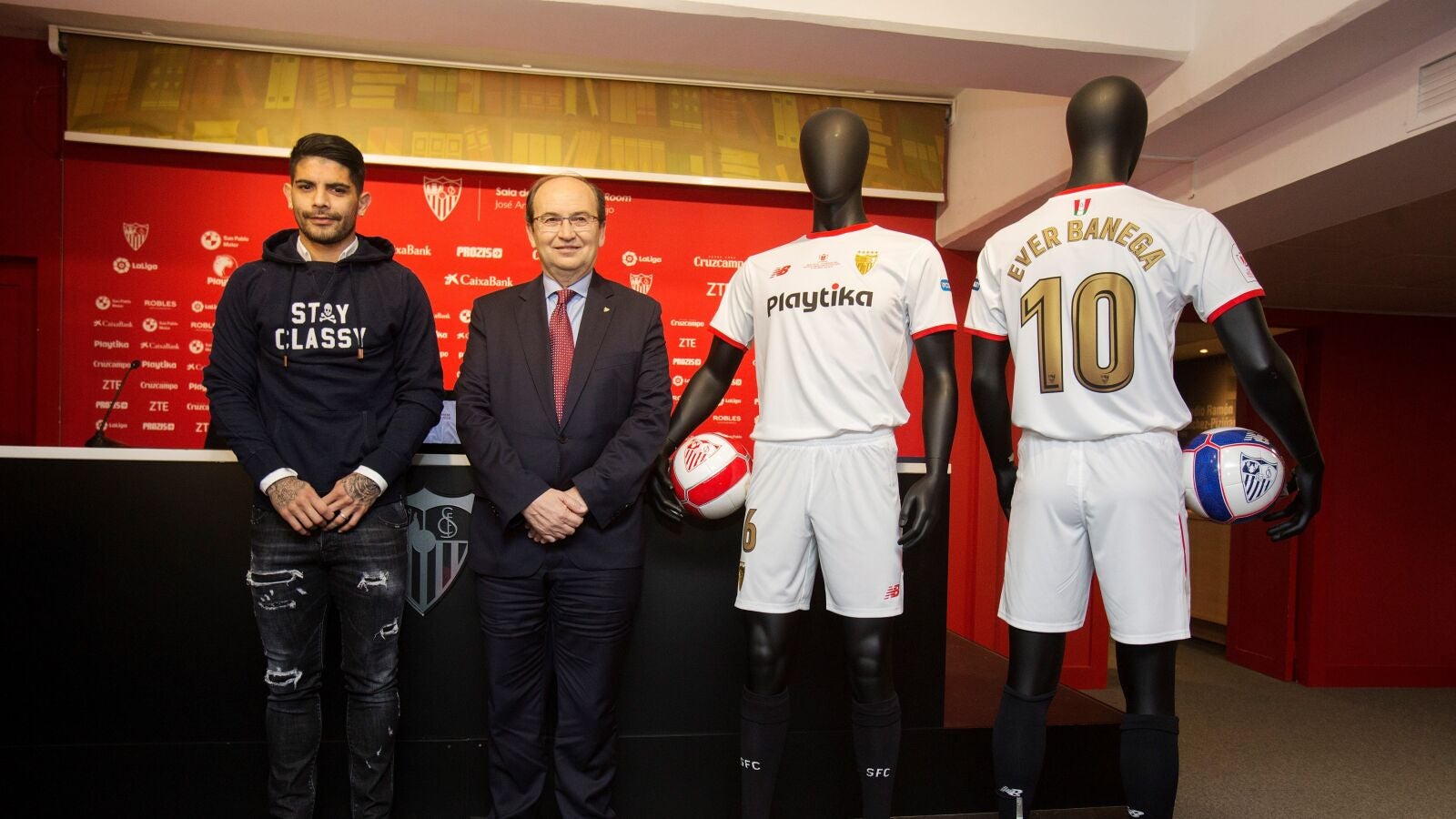 &Eacute;ver Banega y Pepe Castro, junto a la equipaci&oacute;n hispalense para la final de Copa