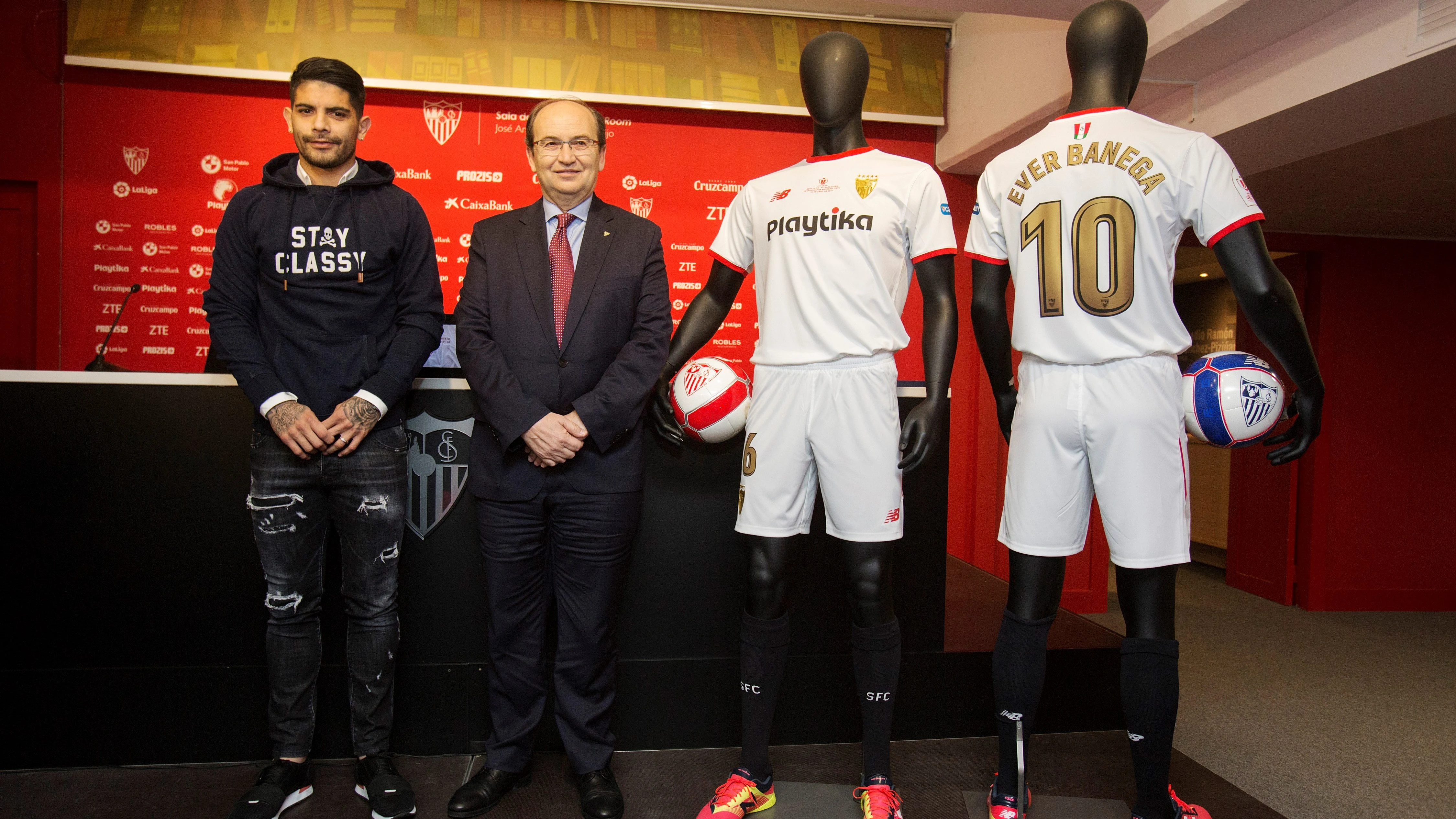 Éver Banega y Pepe Castro, junto a la equipación hispalense para la final de Copa