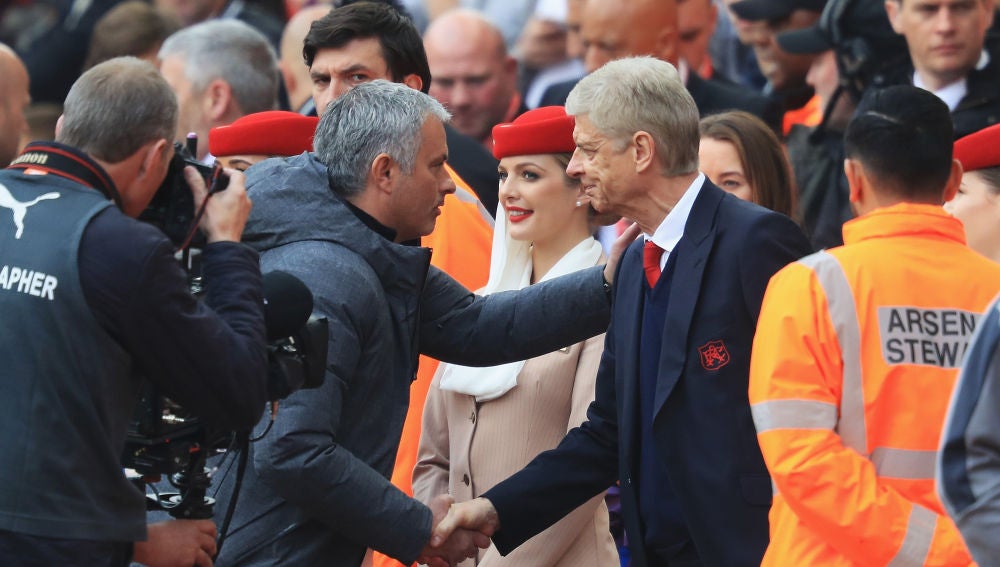 Mourinho y Wenger se saludan durante un United - Arsenal