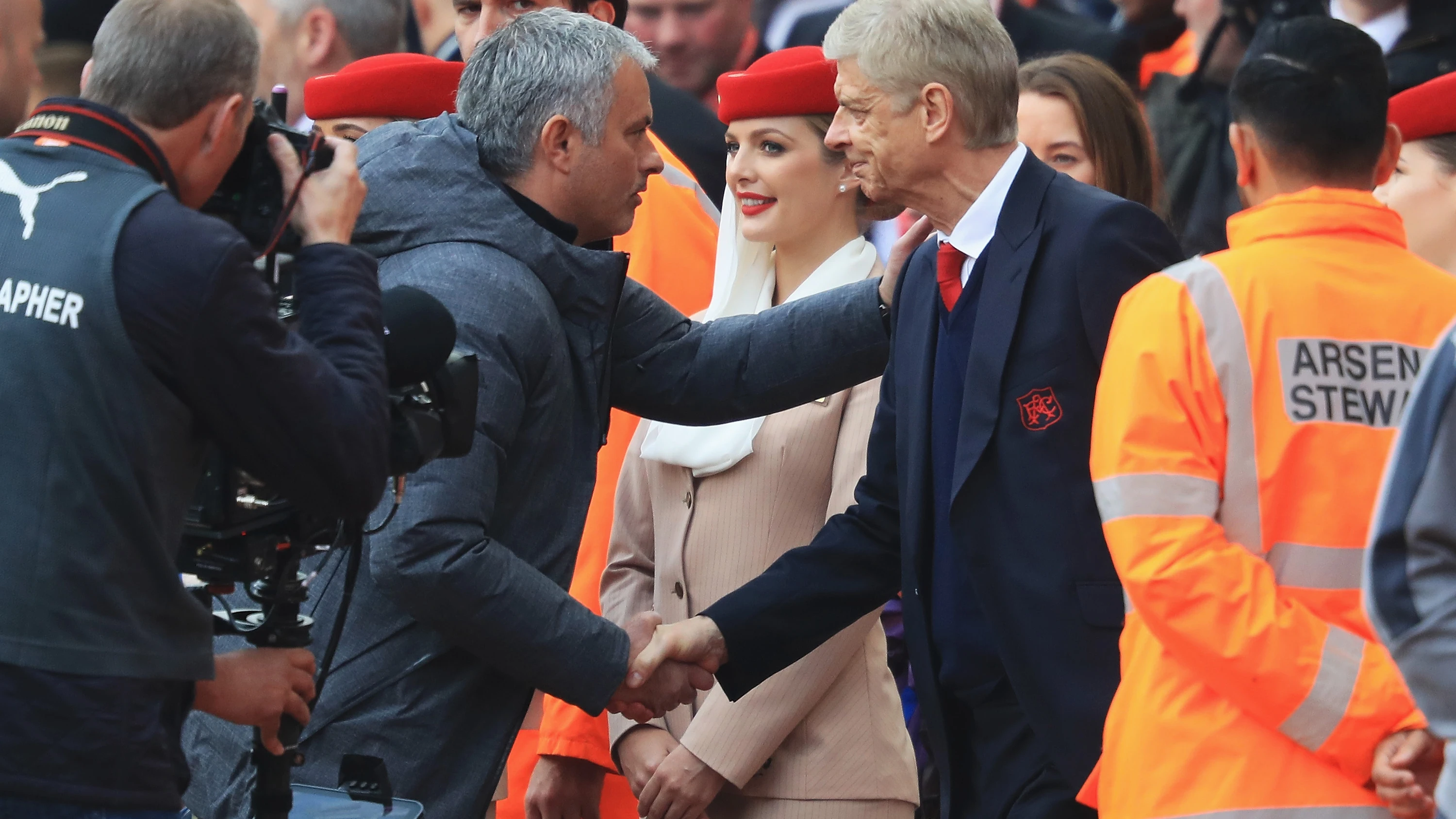 Mourinho y Wenger se saludan durante un United - Arsenal