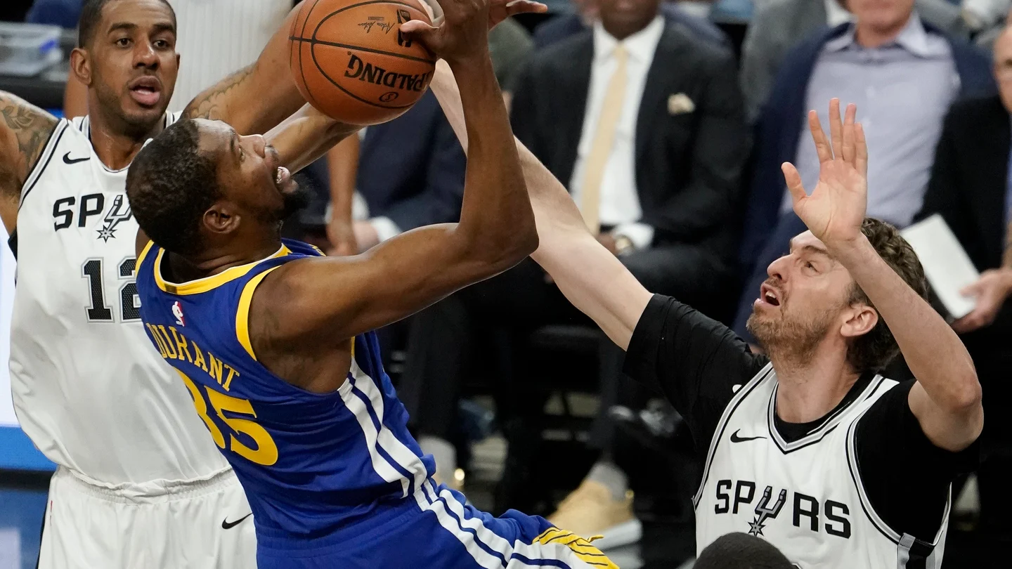 Pau Gasol ante Kevin Durant Pau Gasol ante Kevin Durant