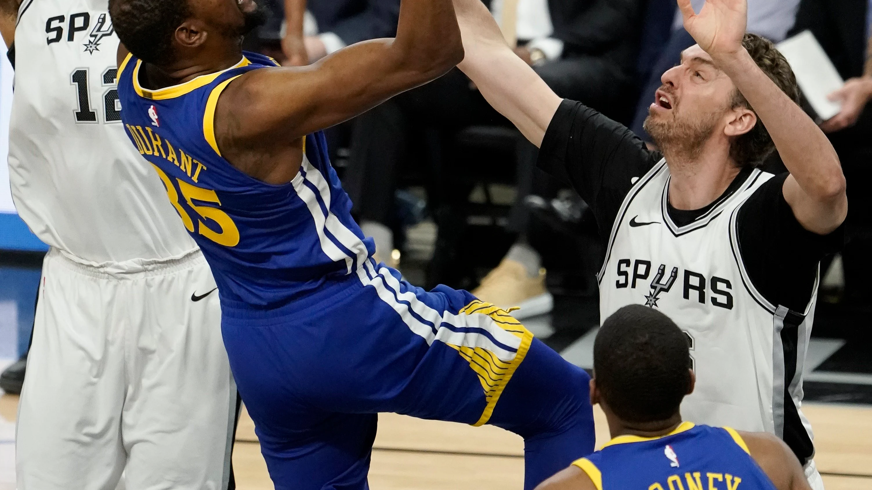 Pau Gasol ante Kevin Durant