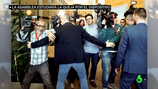 Agentes blindando a Cristina Cifuentes Agentes blindando a Cristina Cifuentes