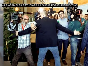 Agentes blindando a Cristina Cifuentes Agentes blindando a Cristina Cifuentes