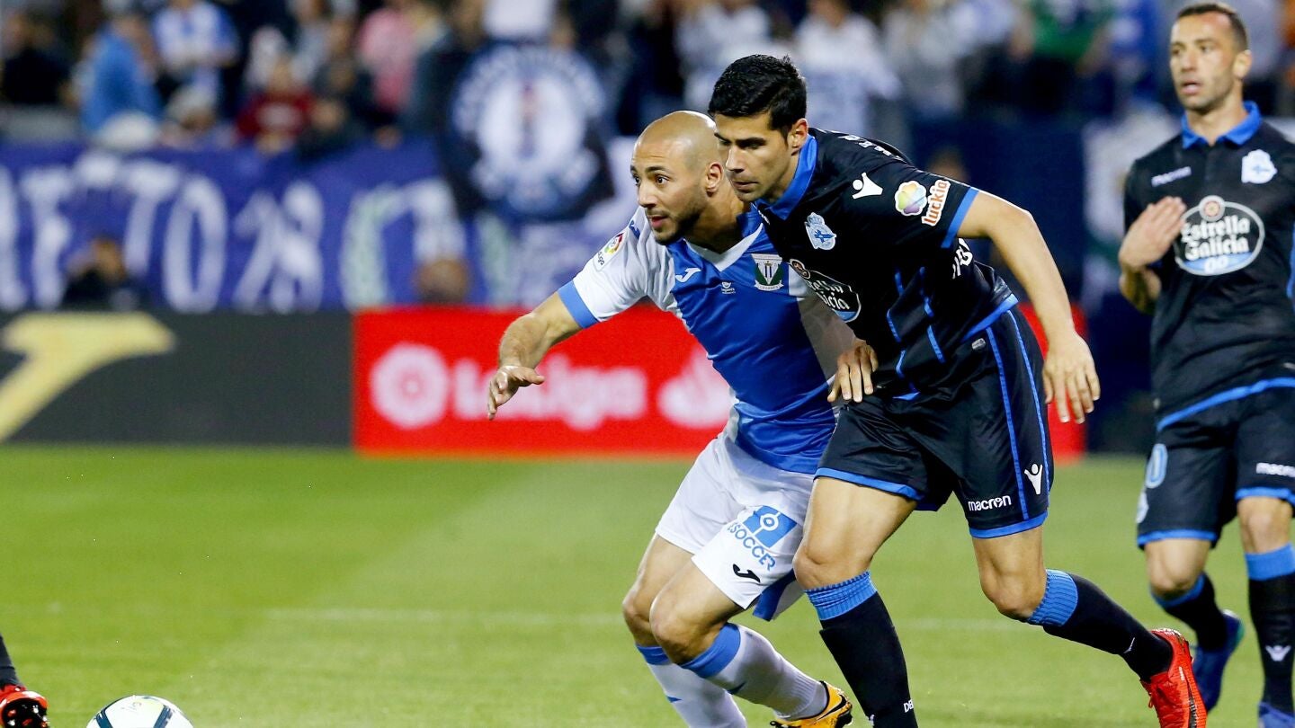 Amrabat y Juanfran pugnan por la posesi&oacute;n del bal&oacute;n