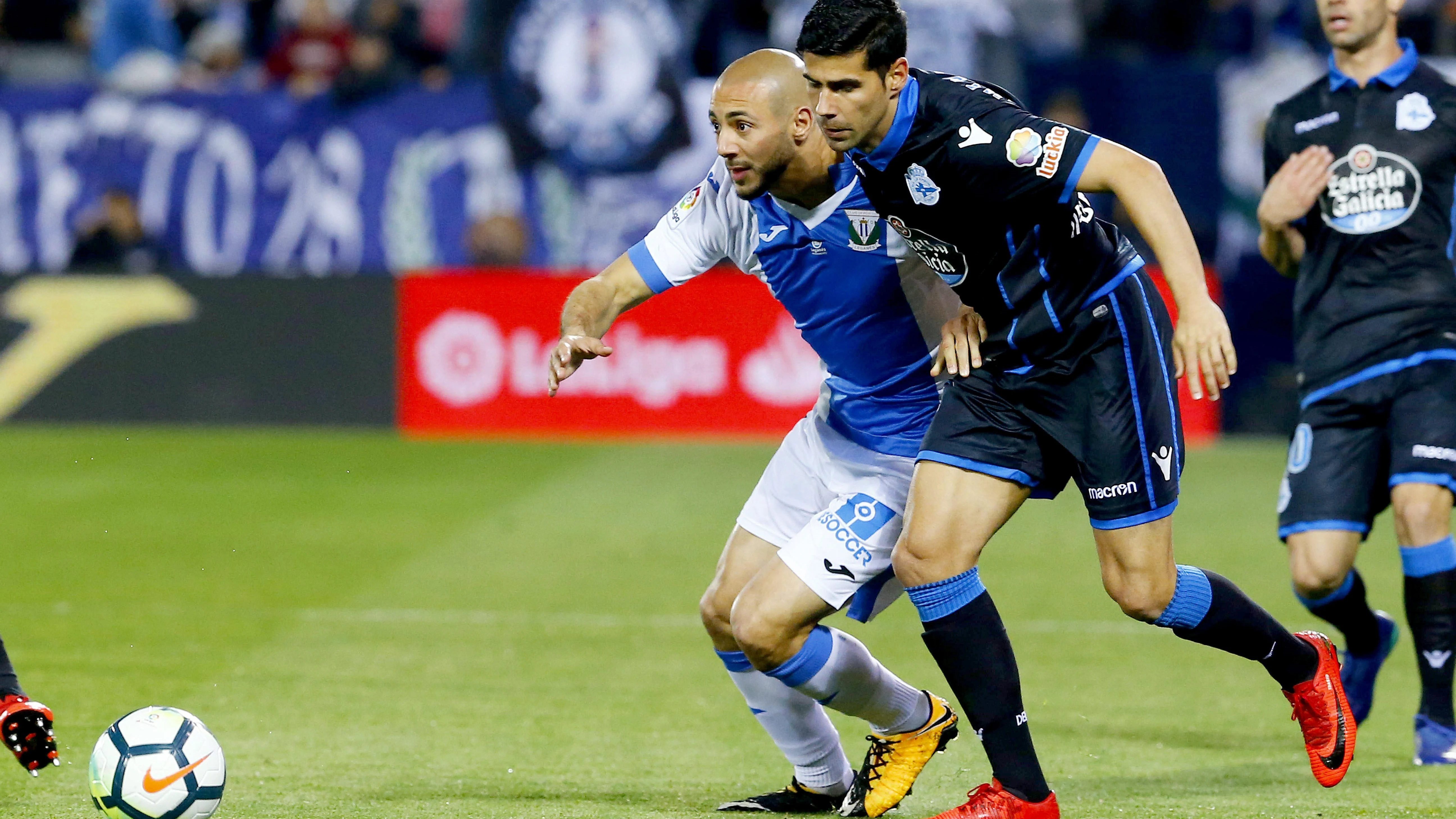 Amrabat y Juanfran pugnan por la posesión del balón