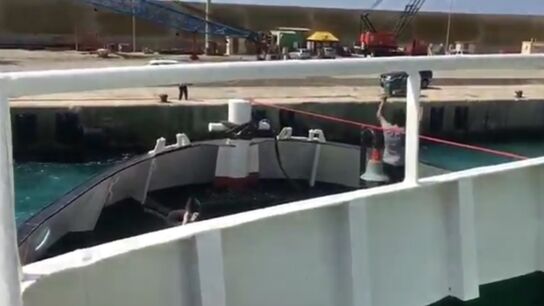 Momento en el que el barco de Proactiva Open Arms inmovilizado ha zarpado