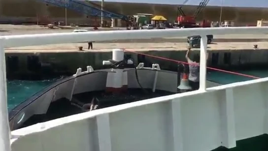 Momento en el que el barco de Proactiva Open Arms inmovilizado ha zarpado Momento en el que el barco de Proactiva Open Arms inmovilizado ha zarpado