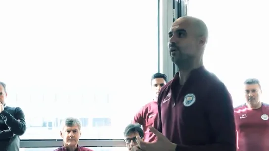Guardiola habla con sus jugadores en el vestuario Guardiola habla con sus jugadores en el vestuario