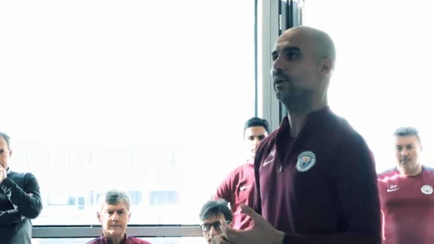 Guardiola habla con sus jugadores en el vestuario