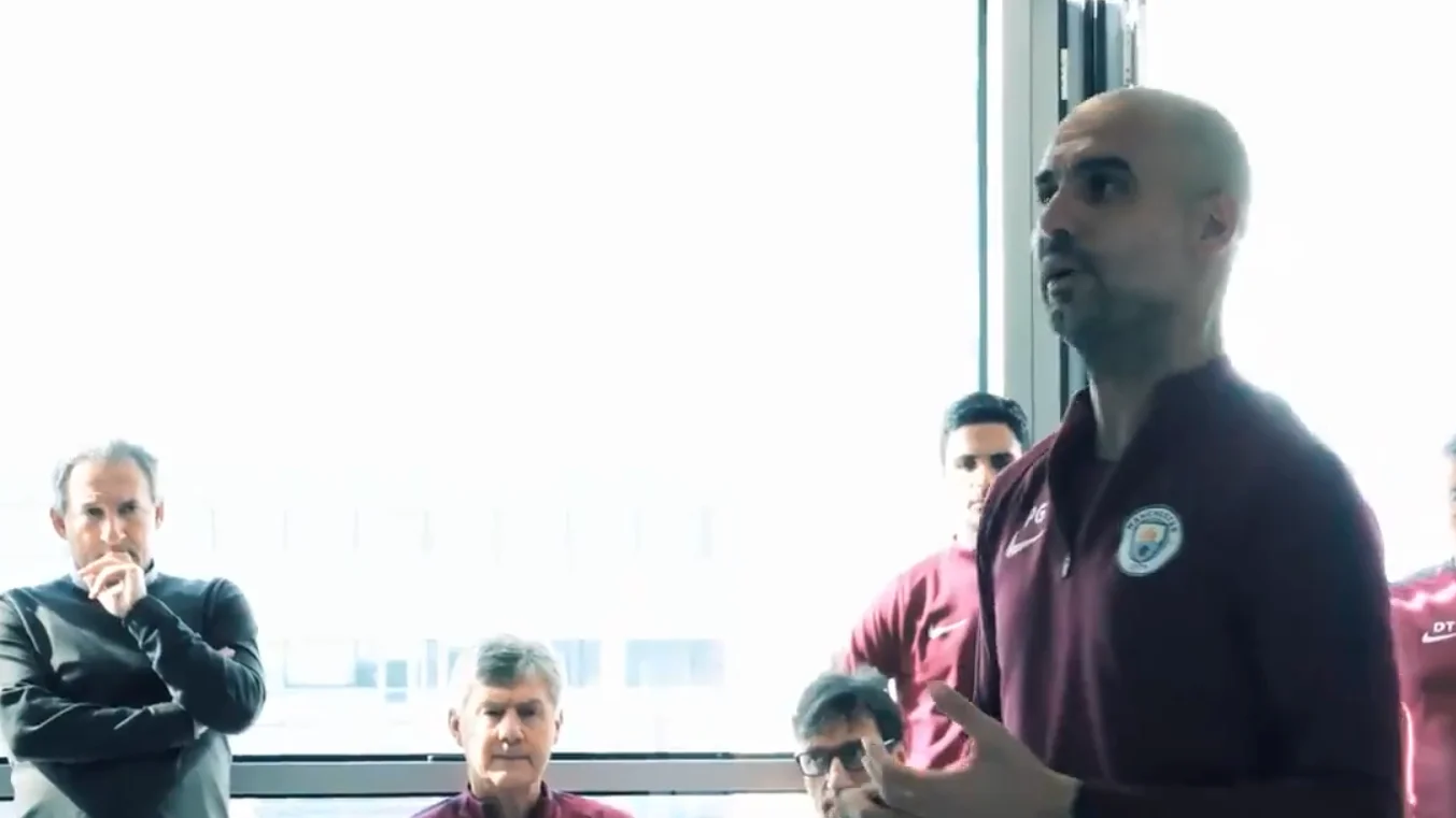 Guardiola habla con sus jugadores en el vestuario