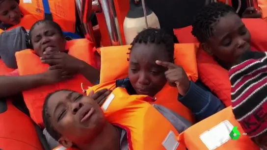 Refugiados a bordo del barco Astral, rescatados por ProActiva Open Arms Refugiados a bordo del barco Astral, rescatados por ProActiva Open Arms