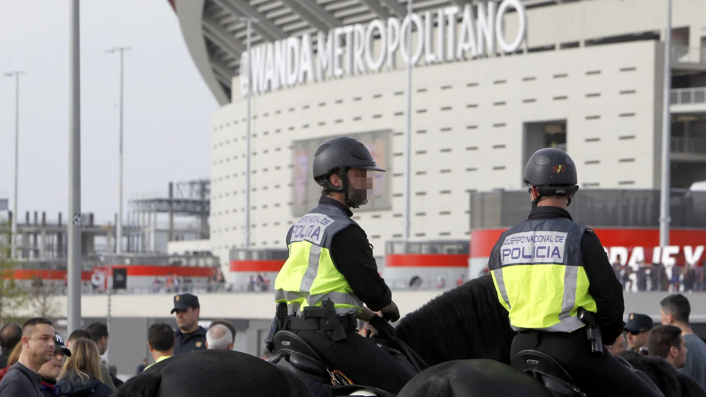 Policías antes de la final de Copa Policías antes de la final de Copa